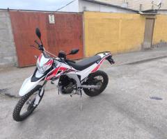 Se vende Moto Loncin sx250tt