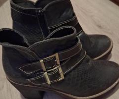 SE VENDEN BOTINES DE CUERO