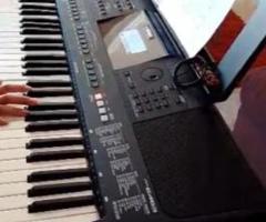 Teclado, piano;  incluye base pedestal y pedal