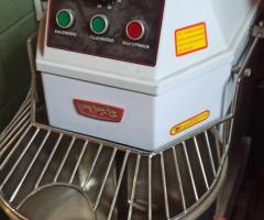 SE VENDE SOBADORA Y AMASADORA