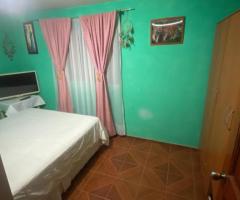 Pieza con estacionamiento