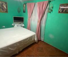 Pieza con estacionamiento