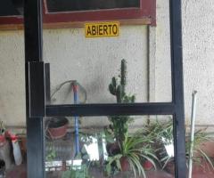 Puerta De Aluminio café Vidriada