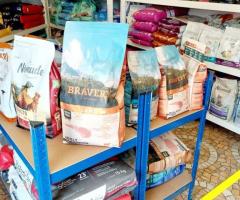 Venta de comida y accesorios para mascotas.
