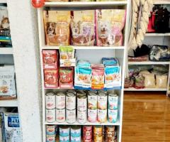 Venta de comida y accesorios para mascotas.
